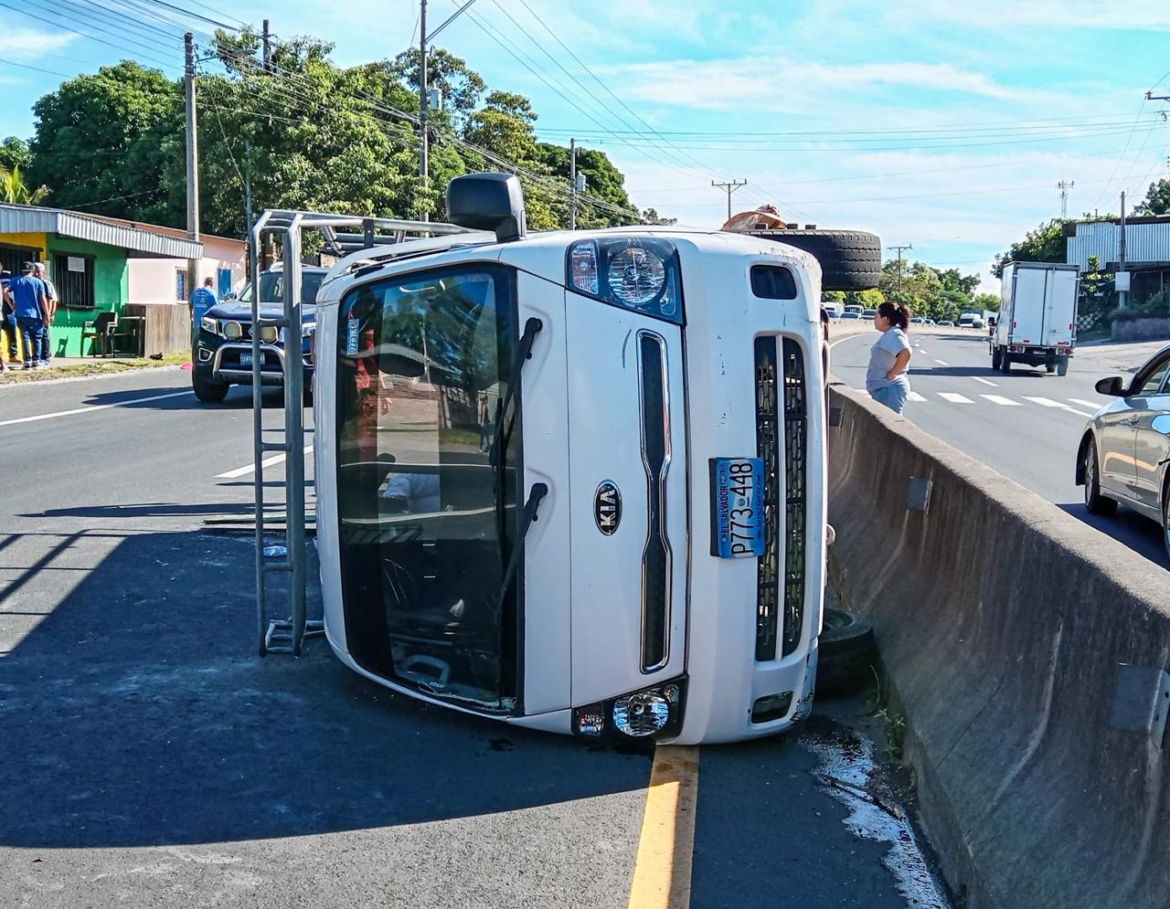 Varios heridos tras vehículo volcar, calle a San Juan Opico