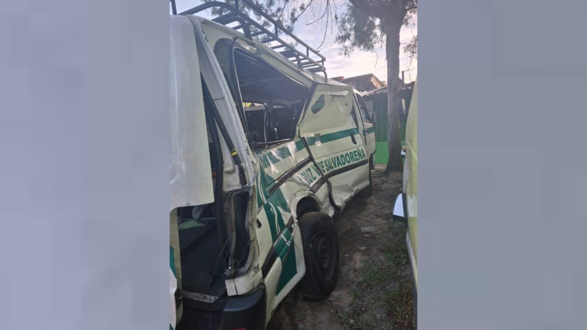 Ambulancia fue impactada por un microbús, bulevar del Ejército