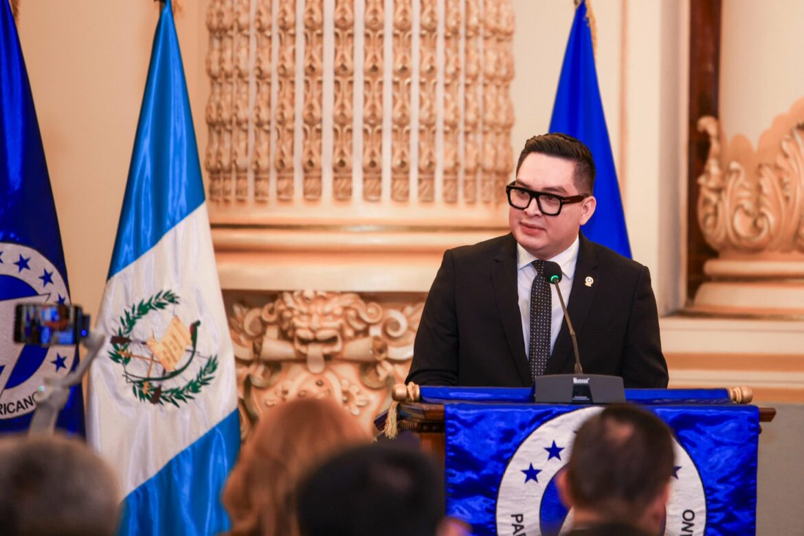 Carlos Hernández asume la presidencia del PARLACEN