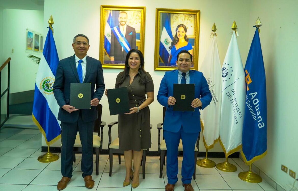 Hacienda, Vivienda y Aduanas firman convenio para el reasentamiento de varias familias en La Hachadura, Ahuachapán