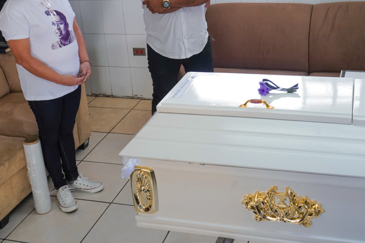 FGR entrega restos de joven que fue hallado en una fosa clandestina en Tonacatepeque