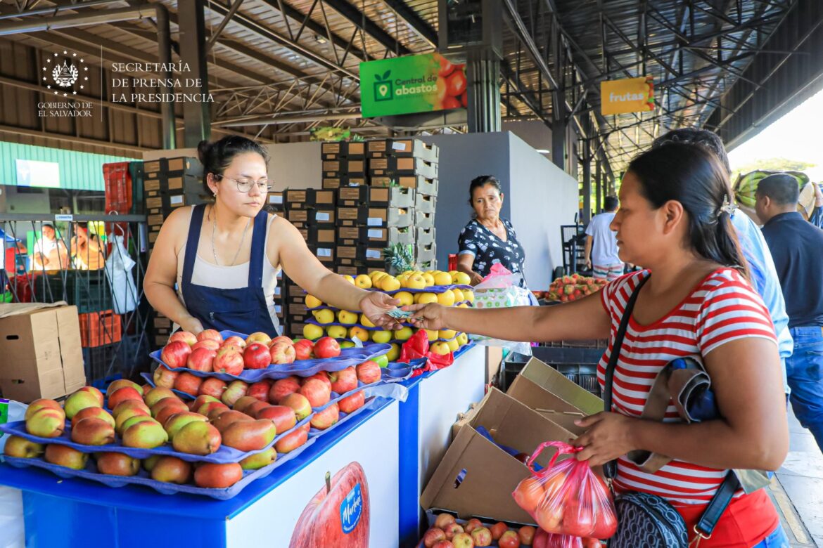 Hay una disminución de precios en productos de la canasta básica: «No son antojadizos», según presidente de la Defensoría del Consumidor