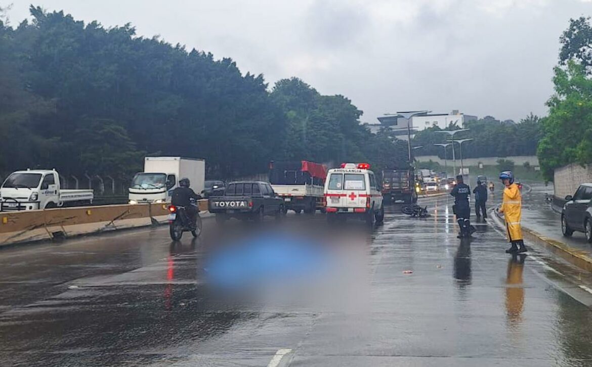 Un motociclista que iba a excesiva velocidad murió en el bulevar Monseñor Romero