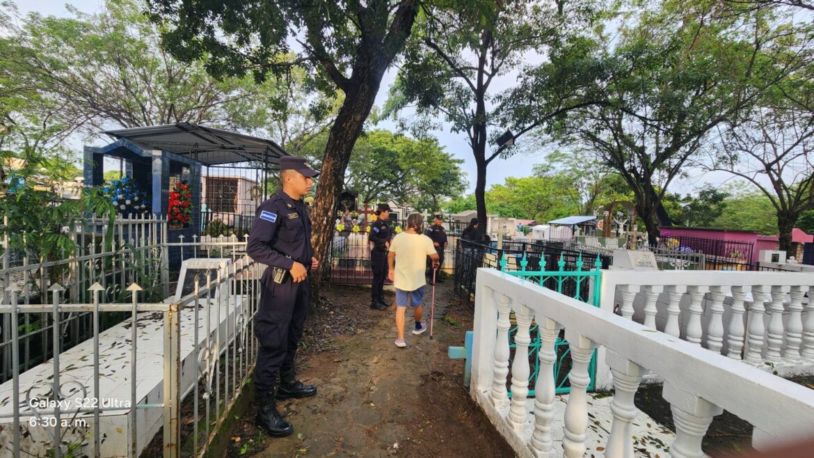 Gobierno de El Salvador garantiza la seguridad de las familias salvadoreñas que asisten a los campos santos