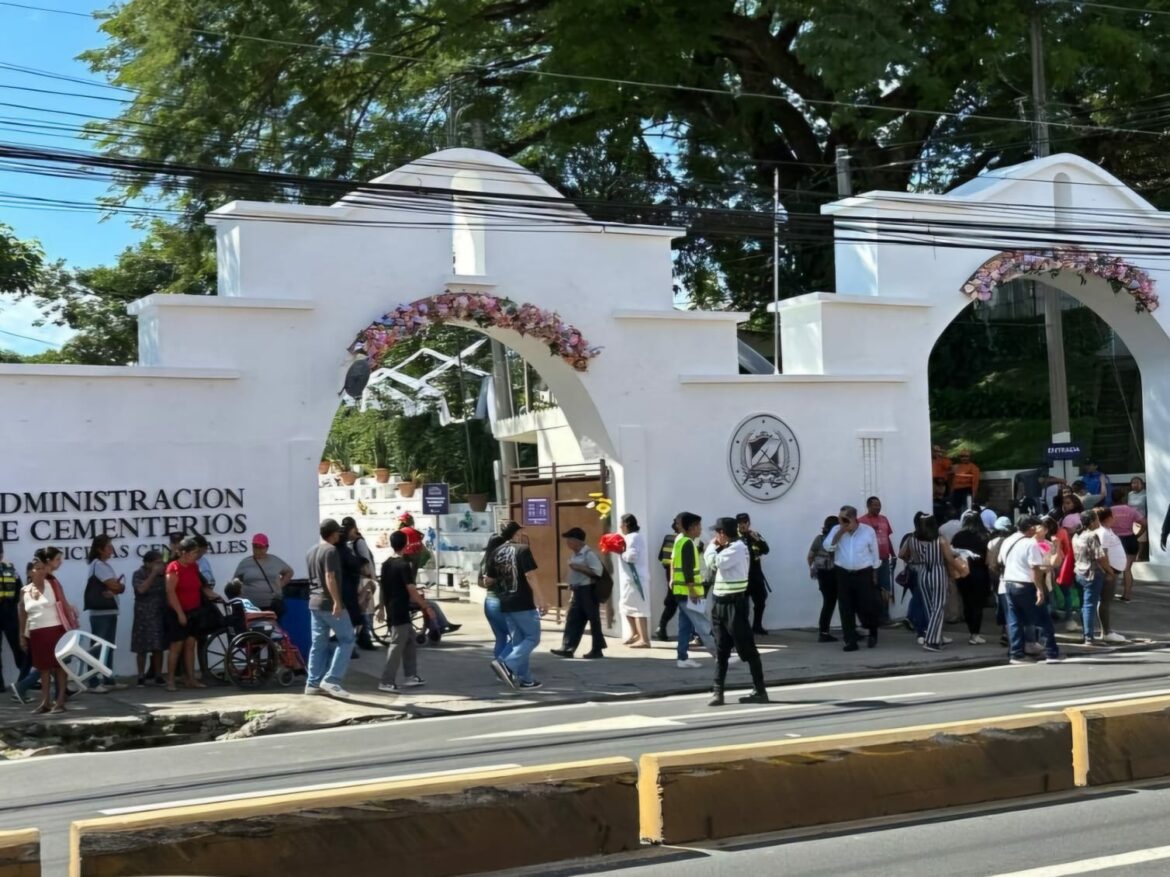 Cientos de salvadoreños asisten a los diferentes cementerios para enflorar a sus seres queridos en el Día de los Fieles Difuntos