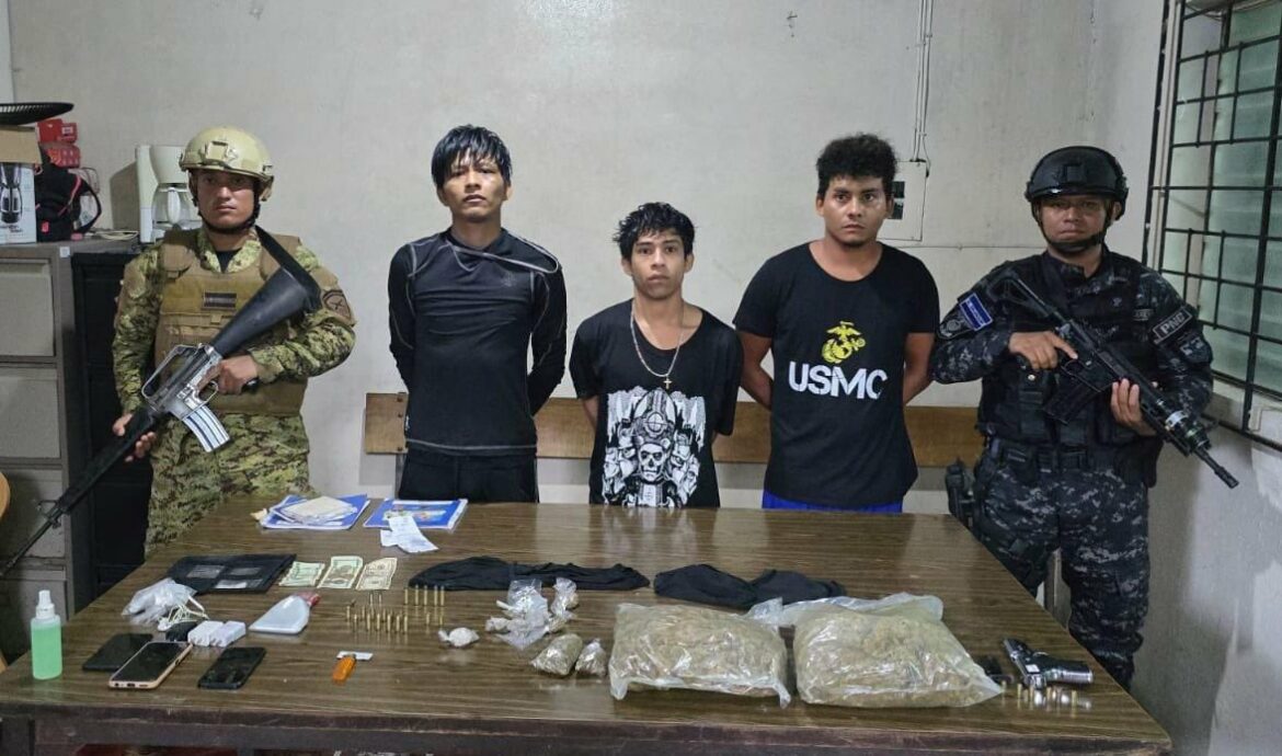 Tres sujetos con bolsas de marihuana fueron ubicados por la Fuerza Armada en La Paz