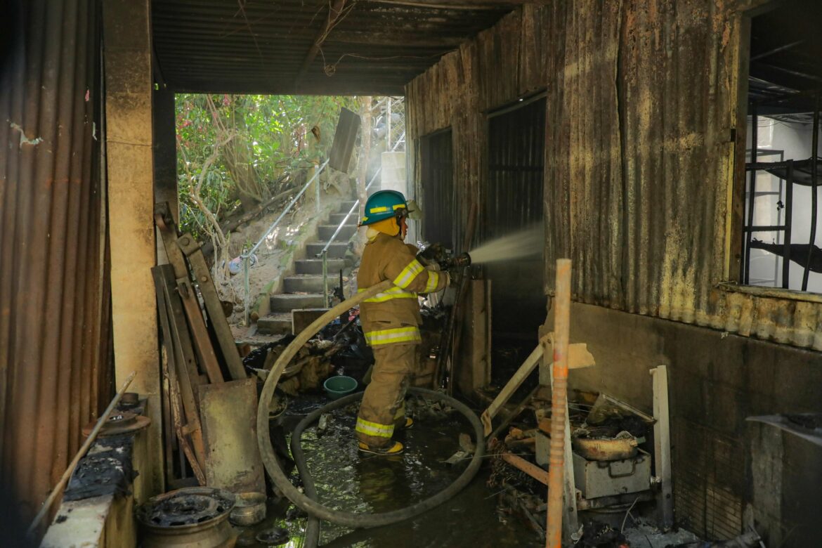 Bomberos atendió incendio estructural en una vivienda ubicada en la carretera antigua hacia Zacatecoluca