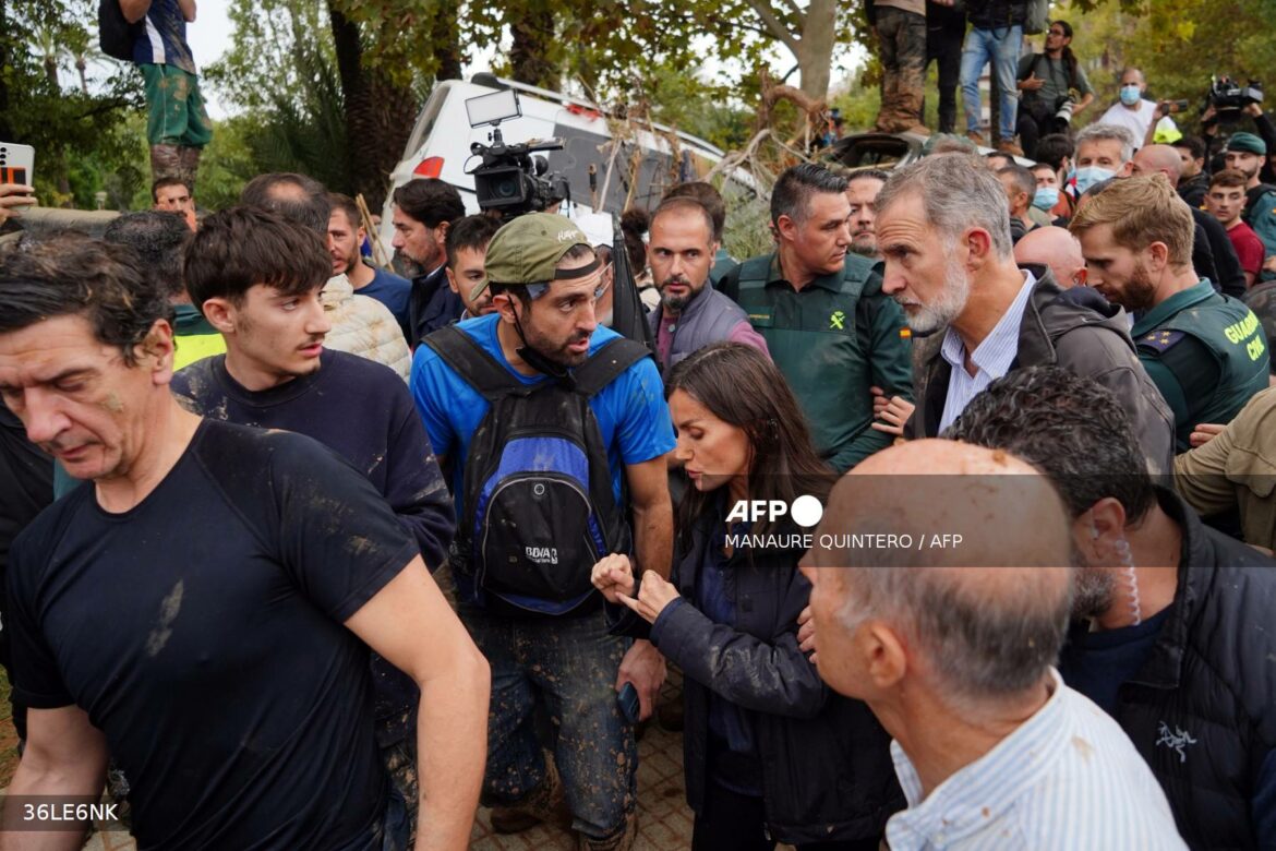 Insultos y lanzamiento de barro a los reyes de España y a las autoridades durante su visita al pueblo de Paiporta (Valencia)