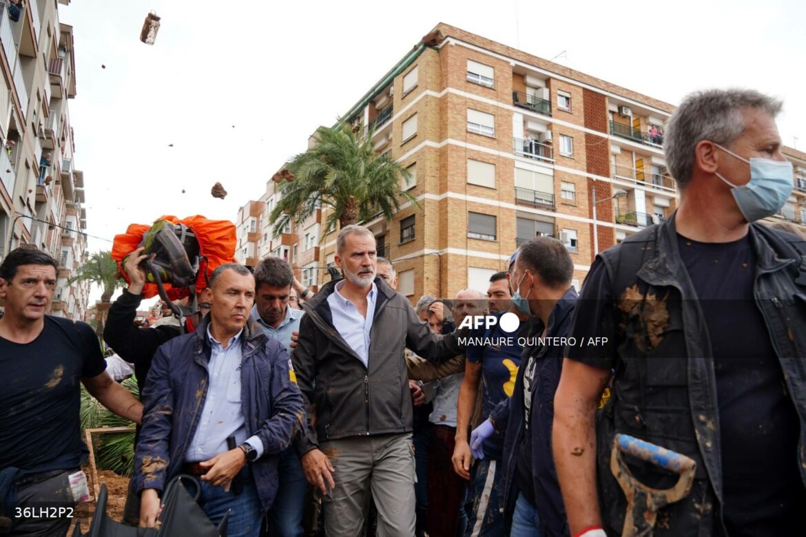 Los reyes de España visitan las zonas inundadas bajo la amenaza de nuevas lluvias