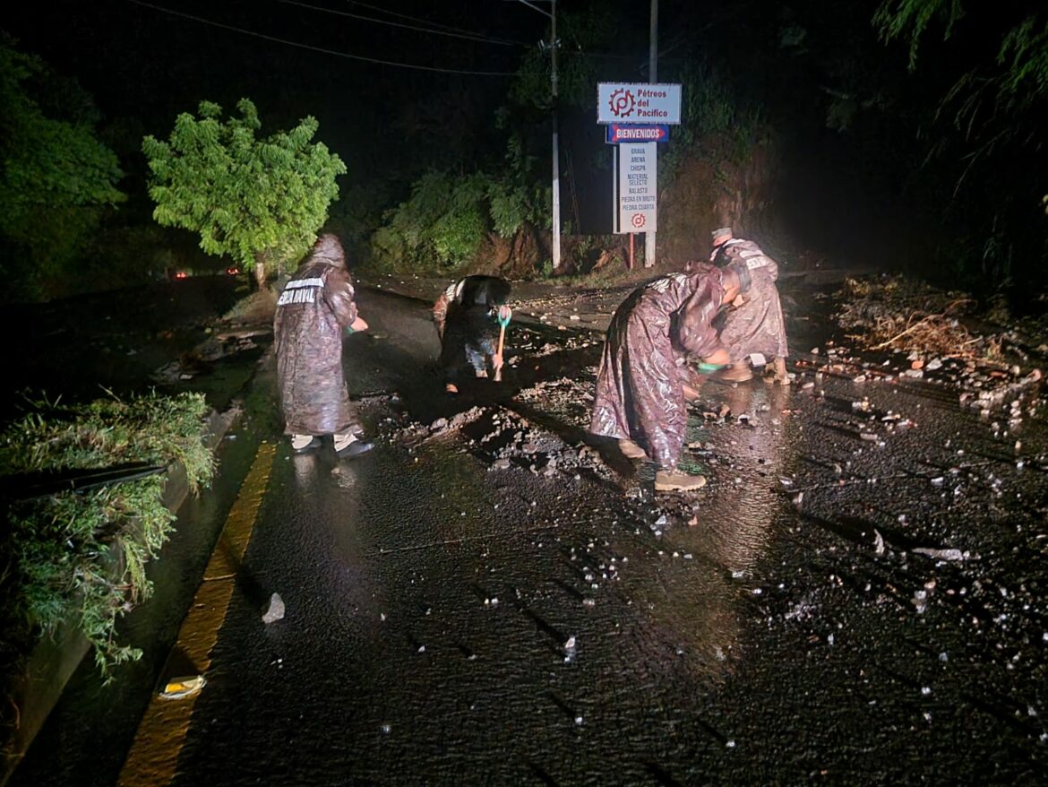 Fuerza Armada removió escombros a causa de las lluvias del fin de semana