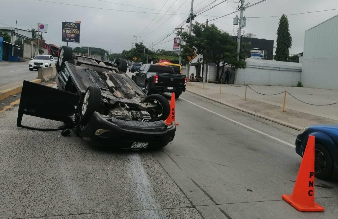 Un vehículo volcó en la carretera a El Puerto de La Libertad