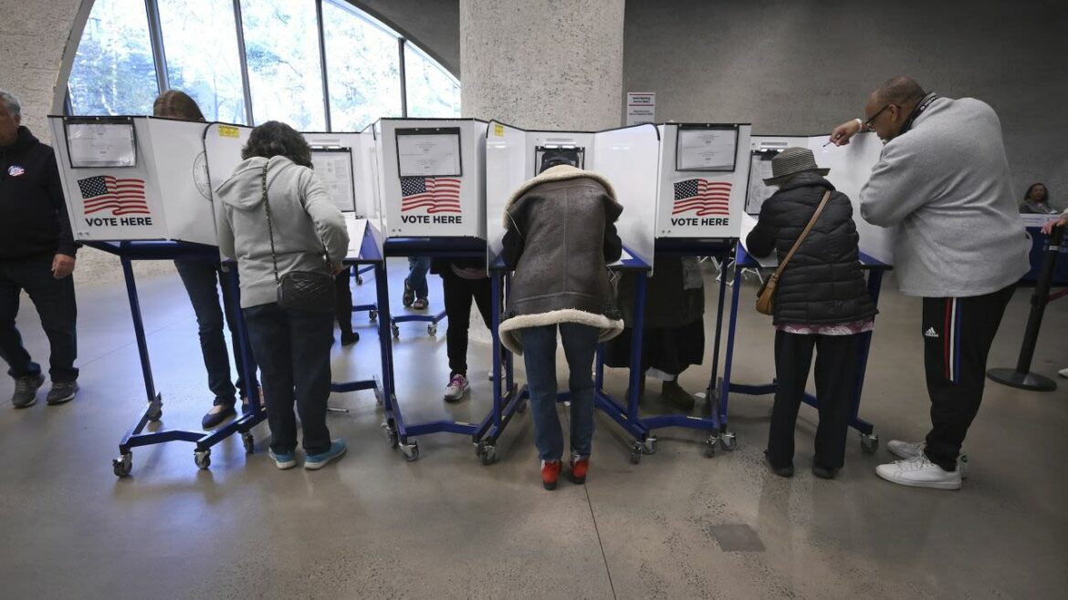 Más de 75 millones de personas, la mitad de los votantes de 2020, ya han votado en EE.UU.