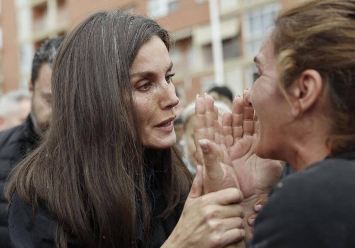 Una vecina de Paiporta se derrumba ante la reina: Se podía avisar y no nos avisaron