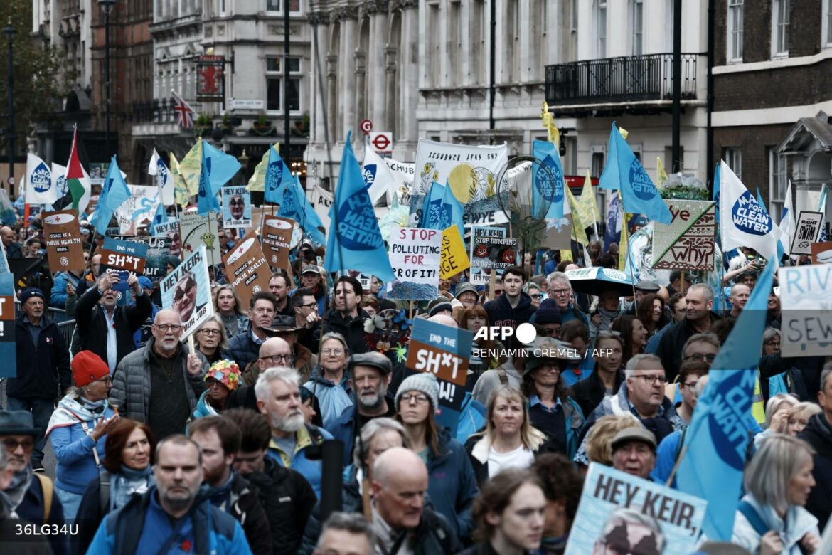 Miles de personas protestan en Londres pidiendo agua más limpia