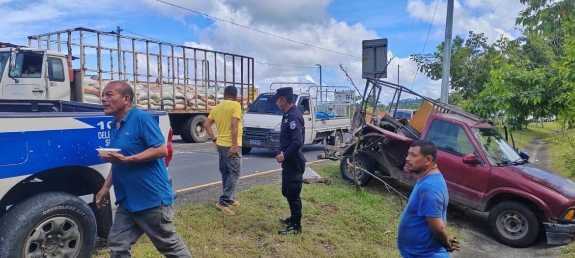 Accidente vial entre un pick up y un camión en carretera Panamericana, Cojutepeque