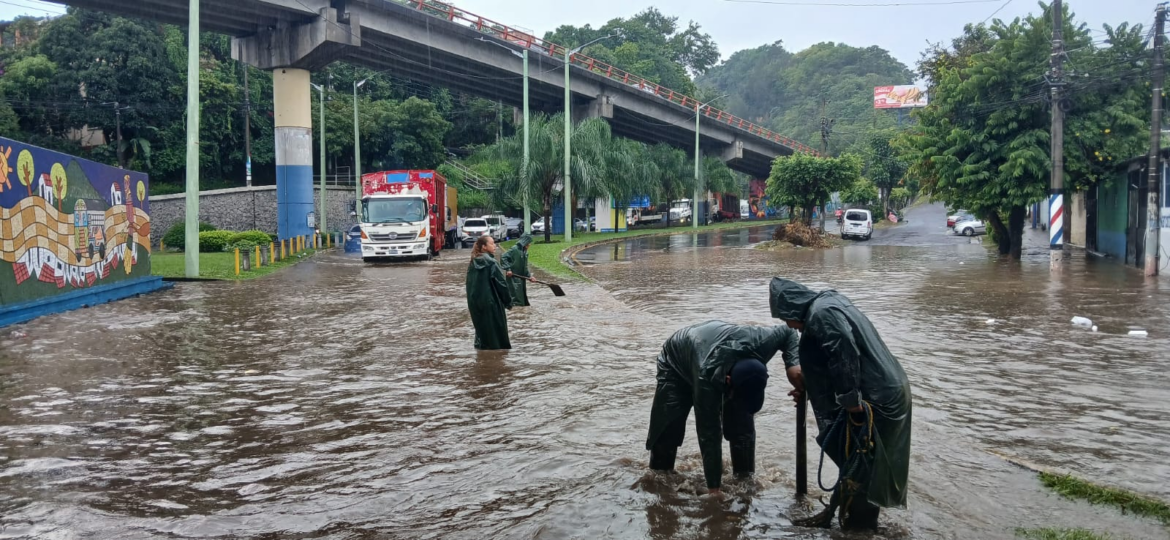 Inundación en el sector del monumento Hermano Bienvenido a Casa tras las lluvias