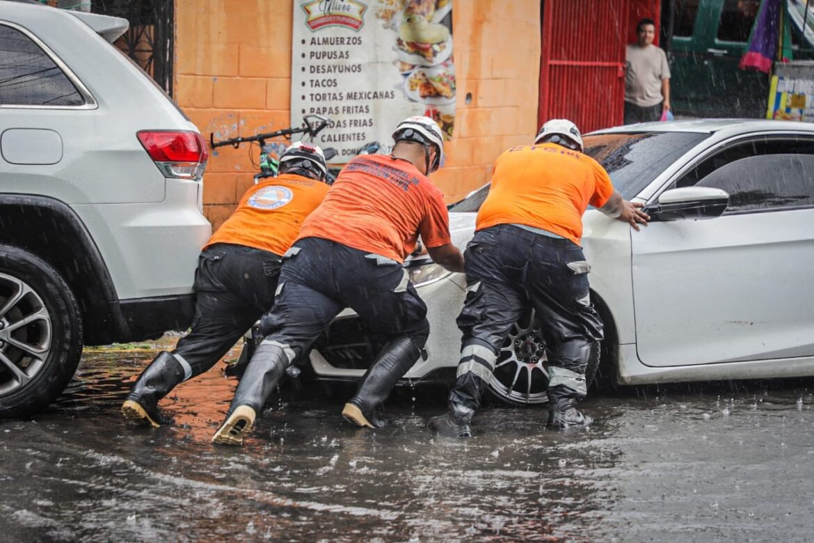 Rescatan vehículos atrapados en colonia Médica tras inundación