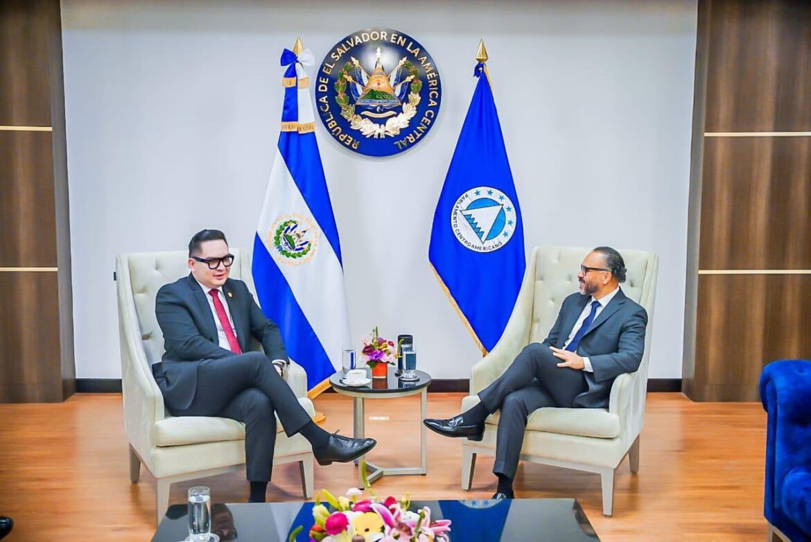 Ernesto Castro recibe al presidente del PARLACEN