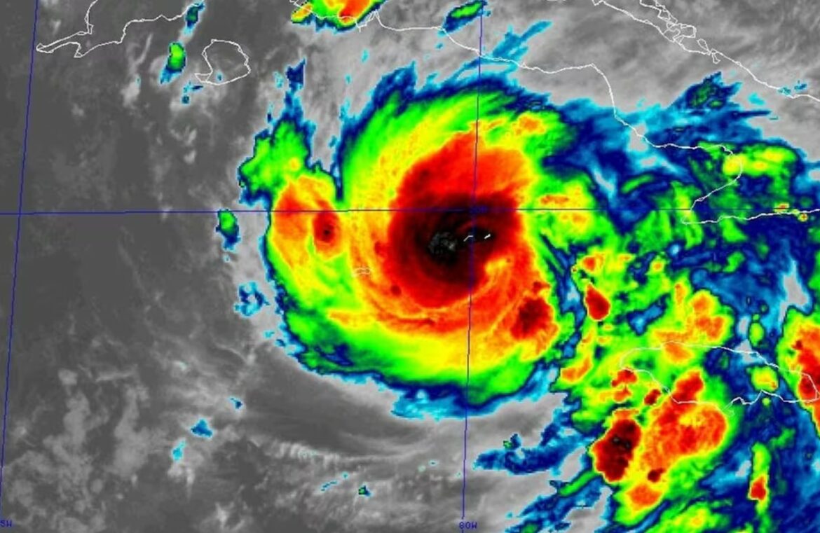 Tormenta tropical Rafael evoluciona a huracán categoría 1, mientras se dirige a Islas Caimán y Cuba