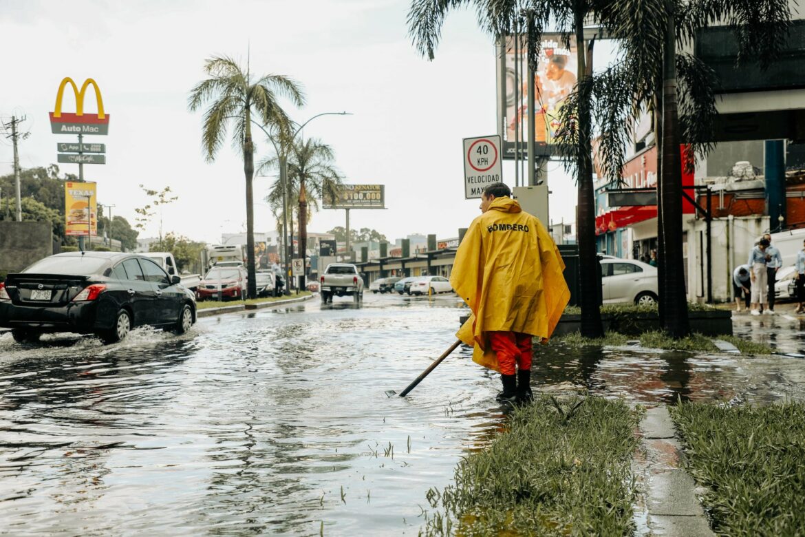 Fuertes lluvias dejan inundaciones en la Zona Rosa