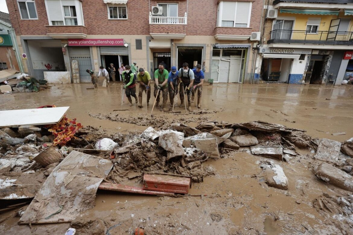 Varios famosos se trasladan a Valencia para ayudar a los afectados por la DANA