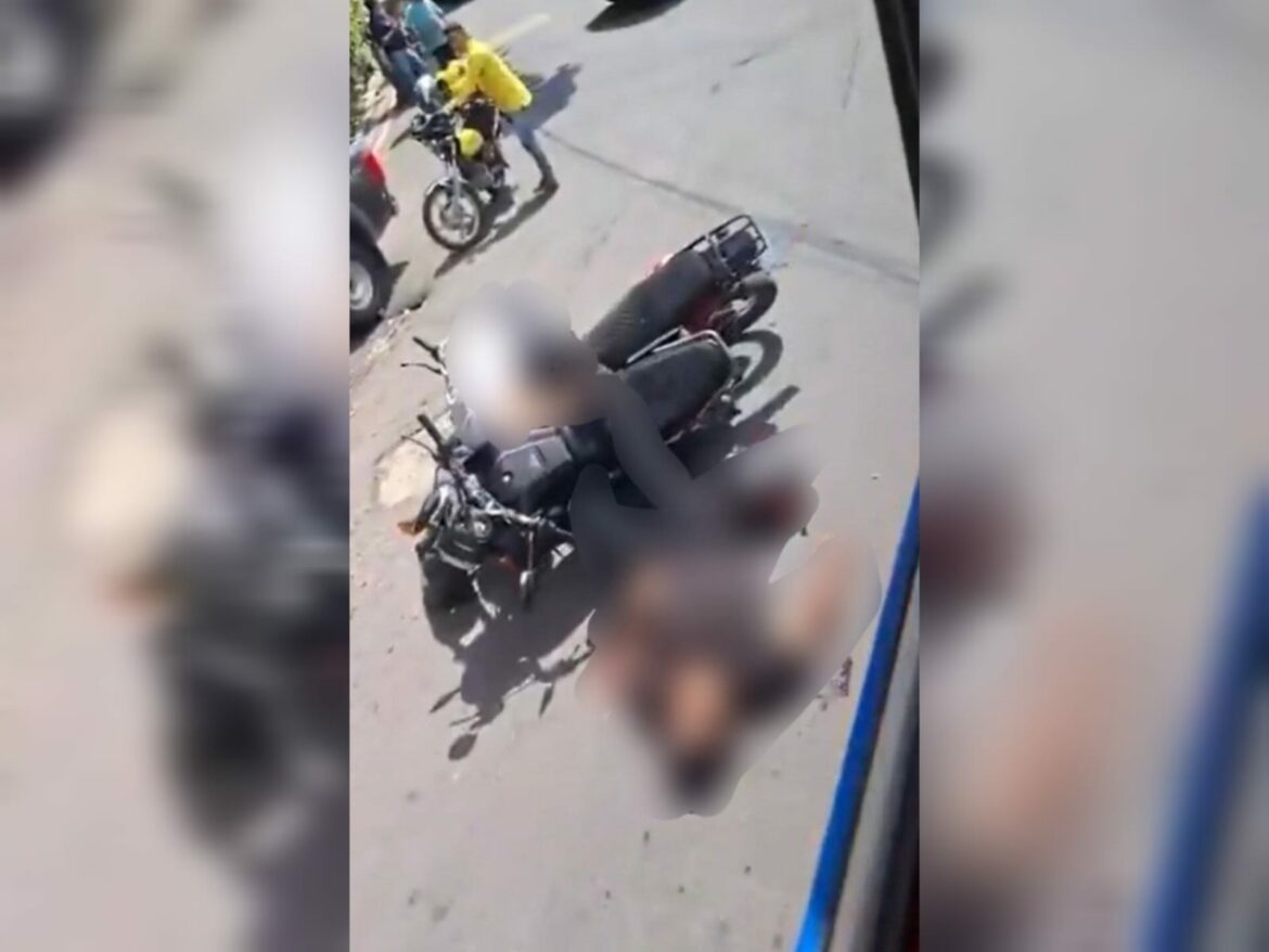 Siniestro vial deja a dos motociclistas gravemente lesionados