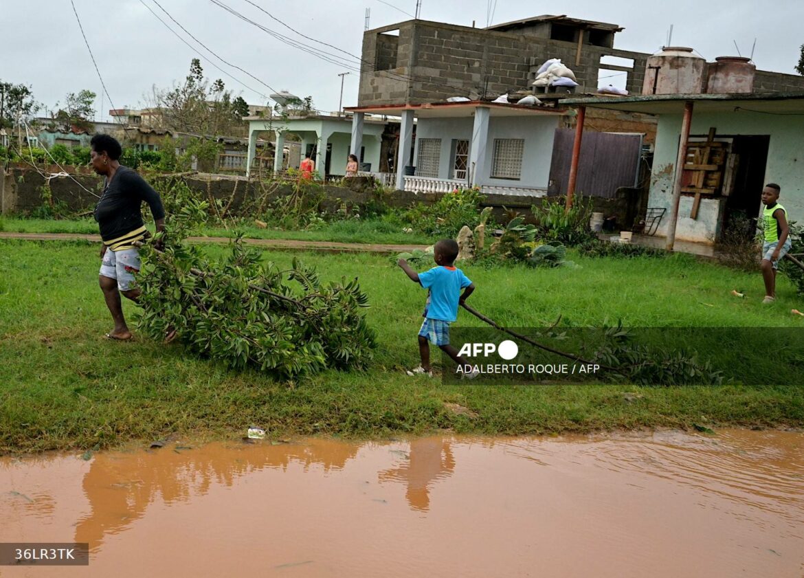 Cuba inicia balance de daños tras paso del huracán Rafael, que dejó a la isla a oscuras