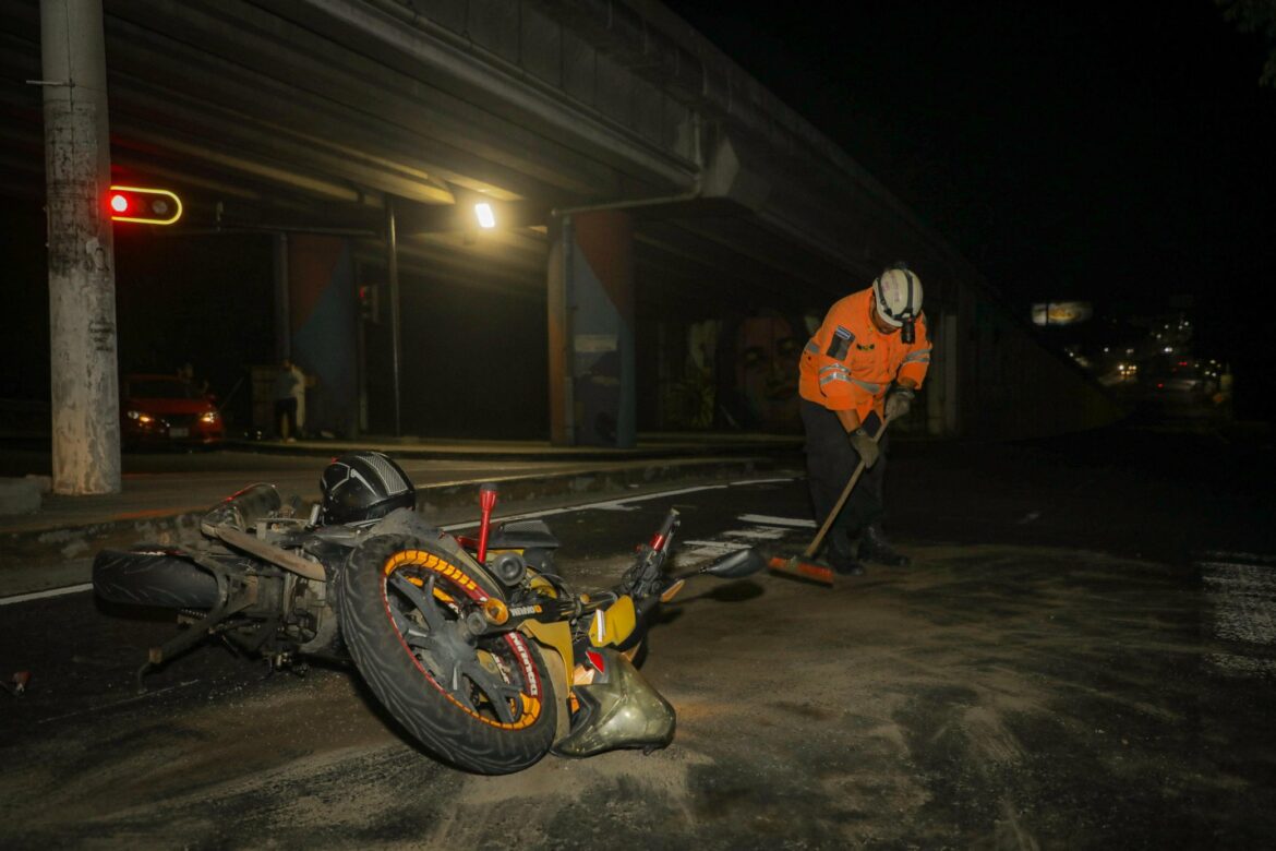 Una motocicleta colisionó con un automóvil en el boulevard del Ejército
