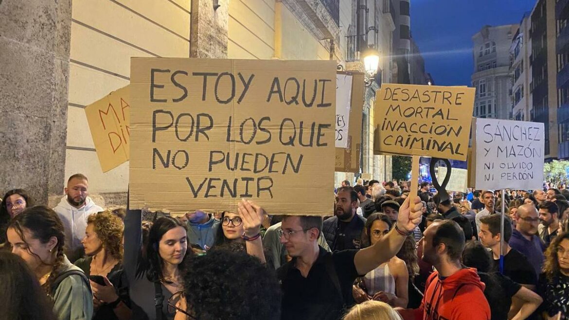ESPAÑA: Valencianos protestan y llaman «asesino» al presidente Sánchez por su gestión con las inundaciones