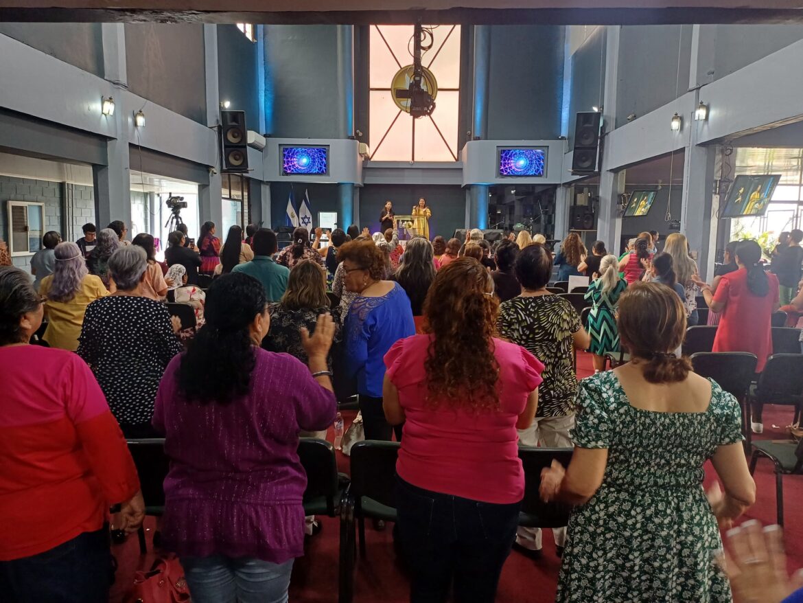 Iglesia del Camino celebra a la mujer con la conferencia «Mujeres Dejando Huellas»