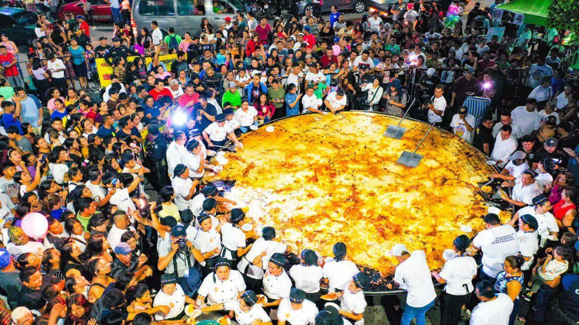 Cocinan la pupusa más grande del mundo en conmemoración del vigésimo festival del Día Nacional de la Pupusa