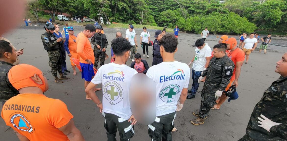 Dos turistas fallecidos y un menor de edad rescatado por la Fuerza Armada en playa Taquillo, Jicalapa