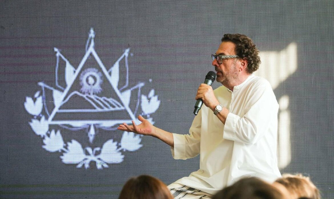 Editor en jefe de revista Vogue Latinoamérica reconoció conmoverse por ambiente de seguridad y tranquilidad en El Salvador