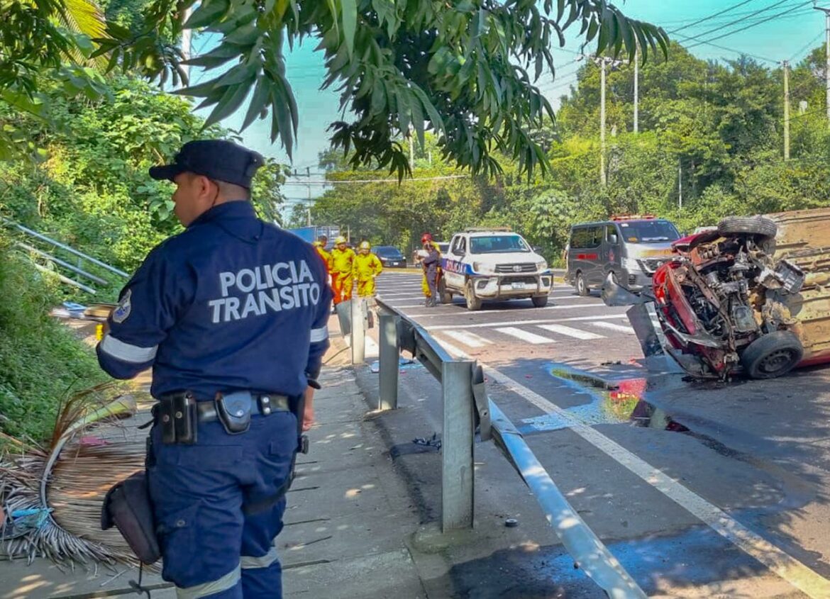 Una persona fallecida y otra lesionada luego de que un carro volcara en carretera Panamericana, Sonsonate