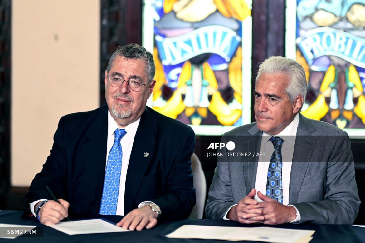 Presidente de Guatemala firma compromiso para garantizar libertad de prensa