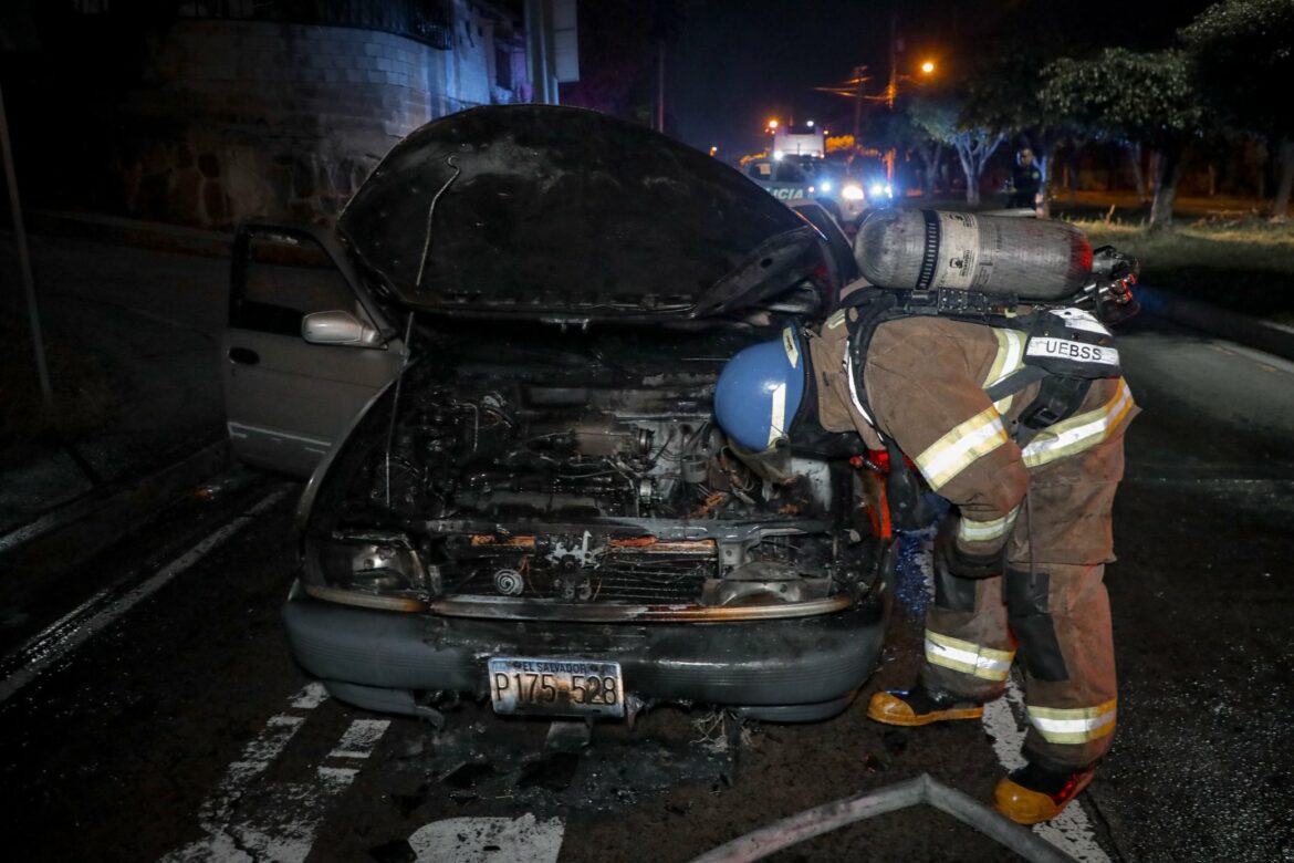Un vehículo se incendió en el boulevard Constitución