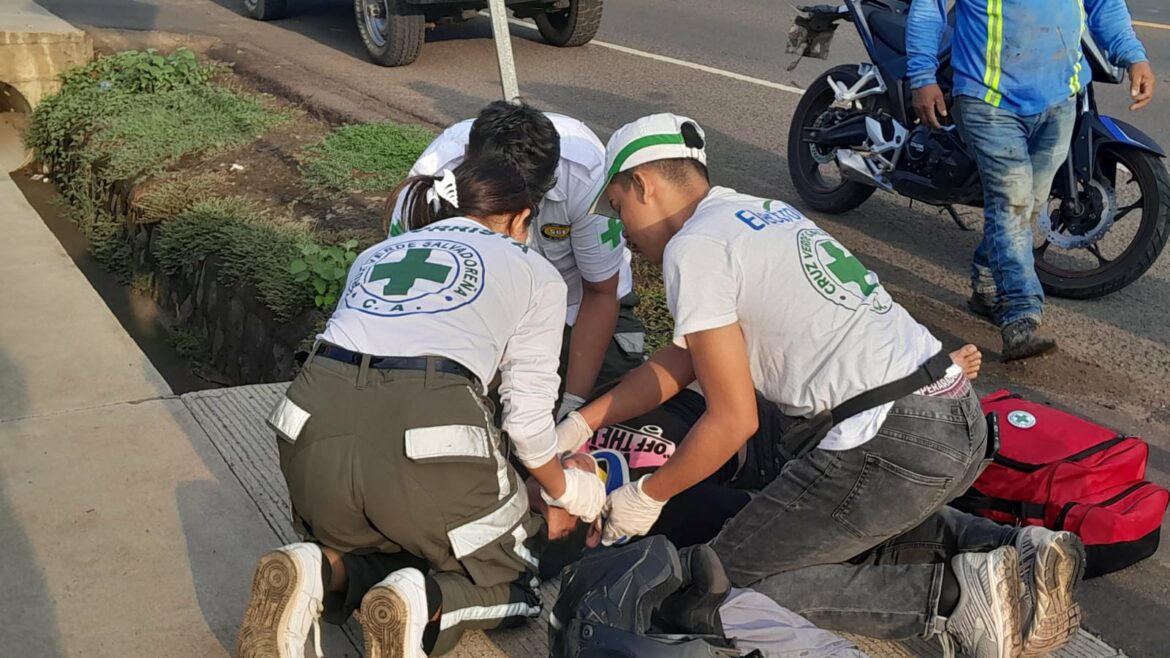 Motociclista resulta lesionado tras impactar con una camioneta en la carretera del Litoral