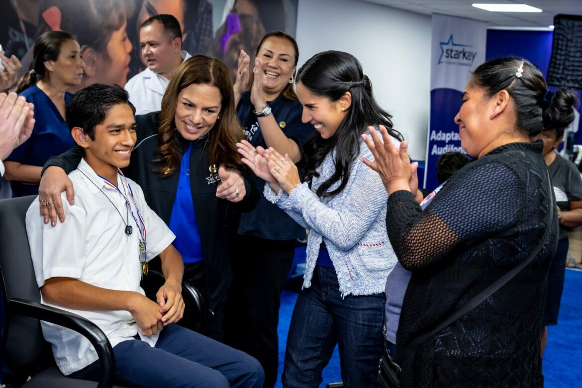 Primera dama, Gabriela de Bukele participa en la entrega de 2,400 aparatos auditivos