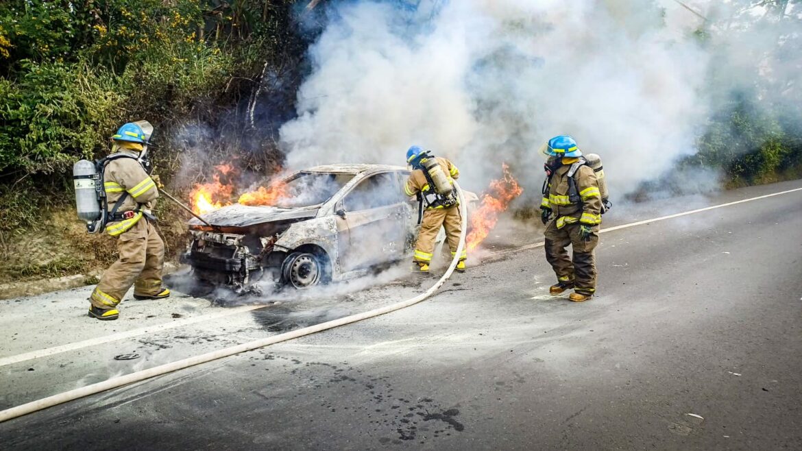 Dos vehículos se incendiaron la tarde de este miércoles en diferentes partes del país