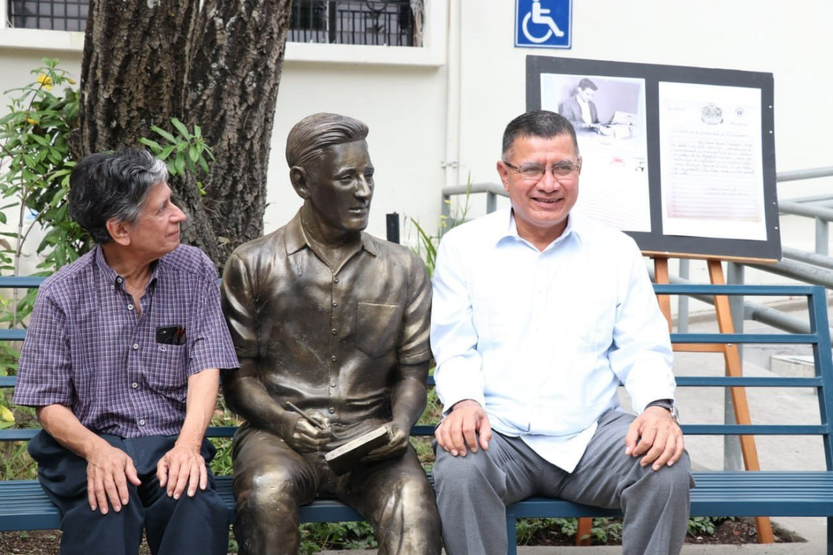 Inauguran escultura en honor al poeta Roque Dalton en la UES