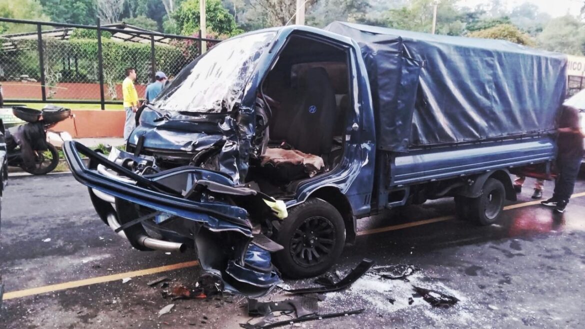 Varios lesionados en accidente vial en Plan de La Laguna, Antiguo Cuscatlán