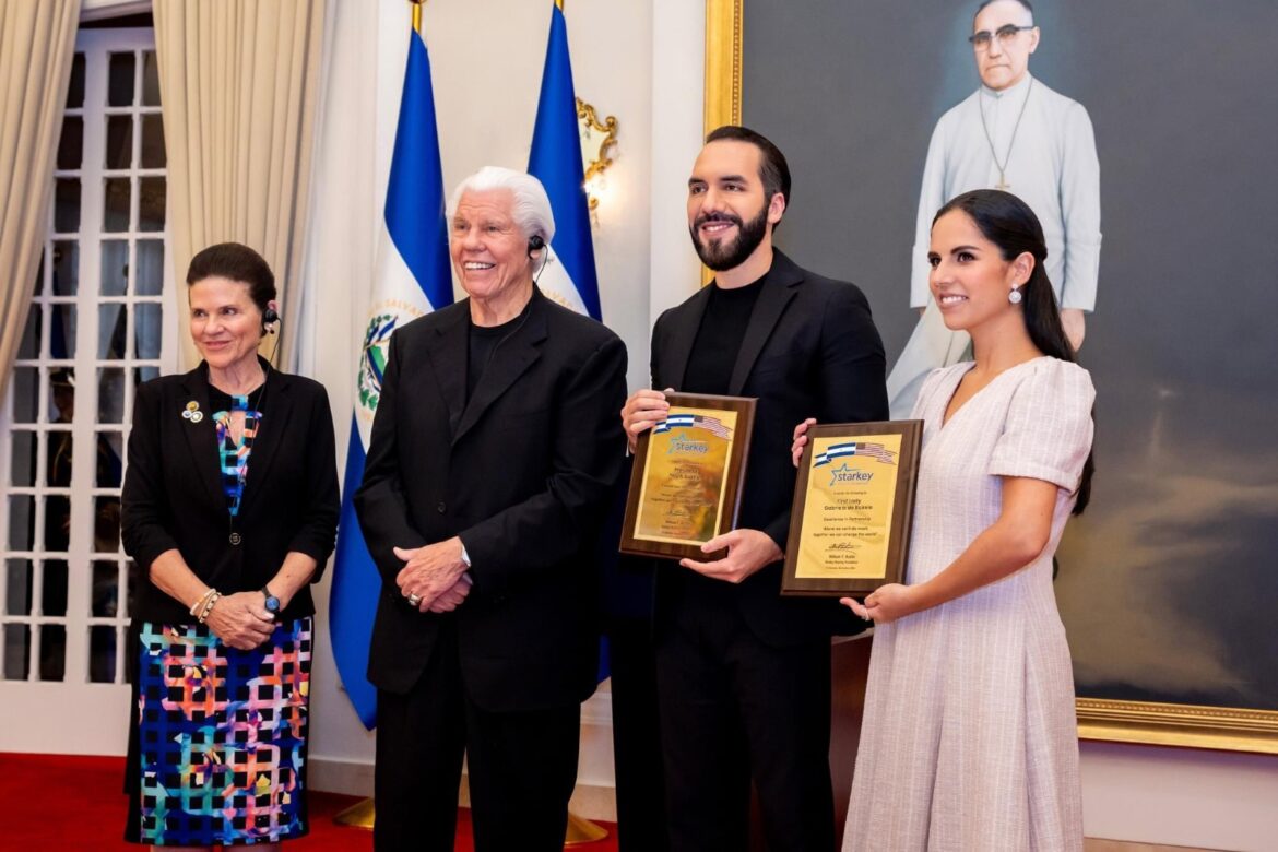 Pdte. Bukele y su esposa entregan reconocimiento a Fundación Starkey Hearing