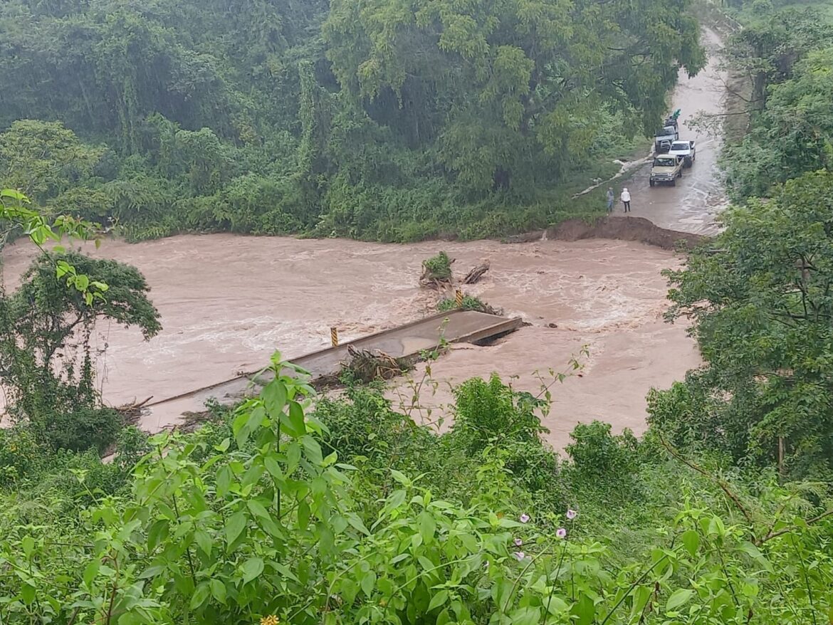 Colapsa puente fronterizo entre El Salvador-Honduras por fuertes lluvias