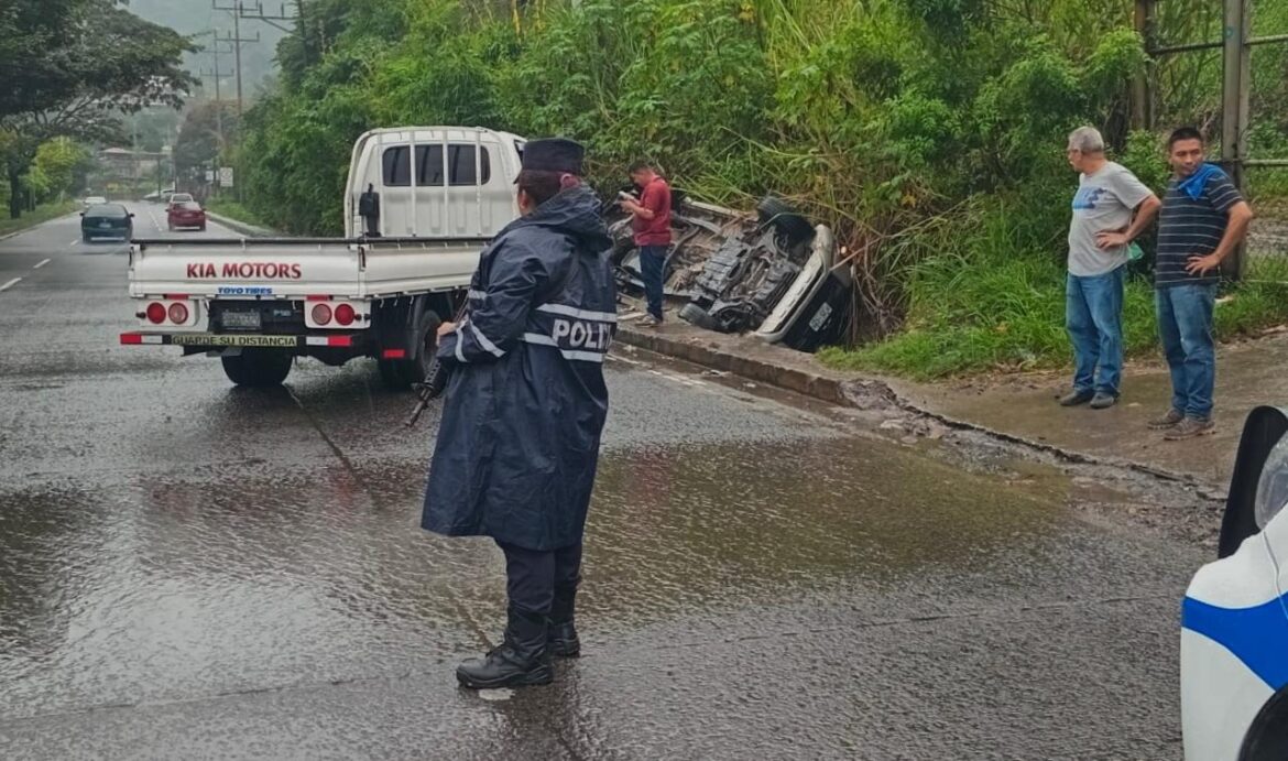 Vehículo chocó con otro y volcó en autopista a Comalapa