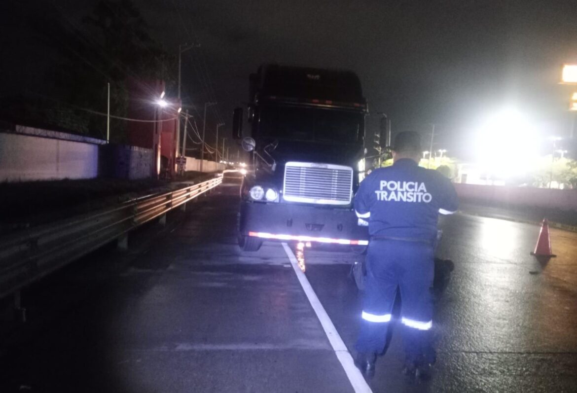 Hombre muere tras ser atropellado por una rastra en La Libertad