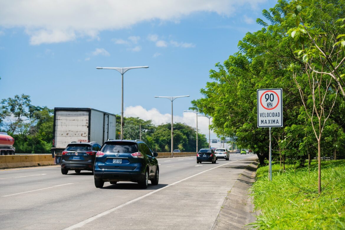 Más de 1500 conductores sobrepasan los 90 km/h en el bulevar Monseñor Romero durante el día