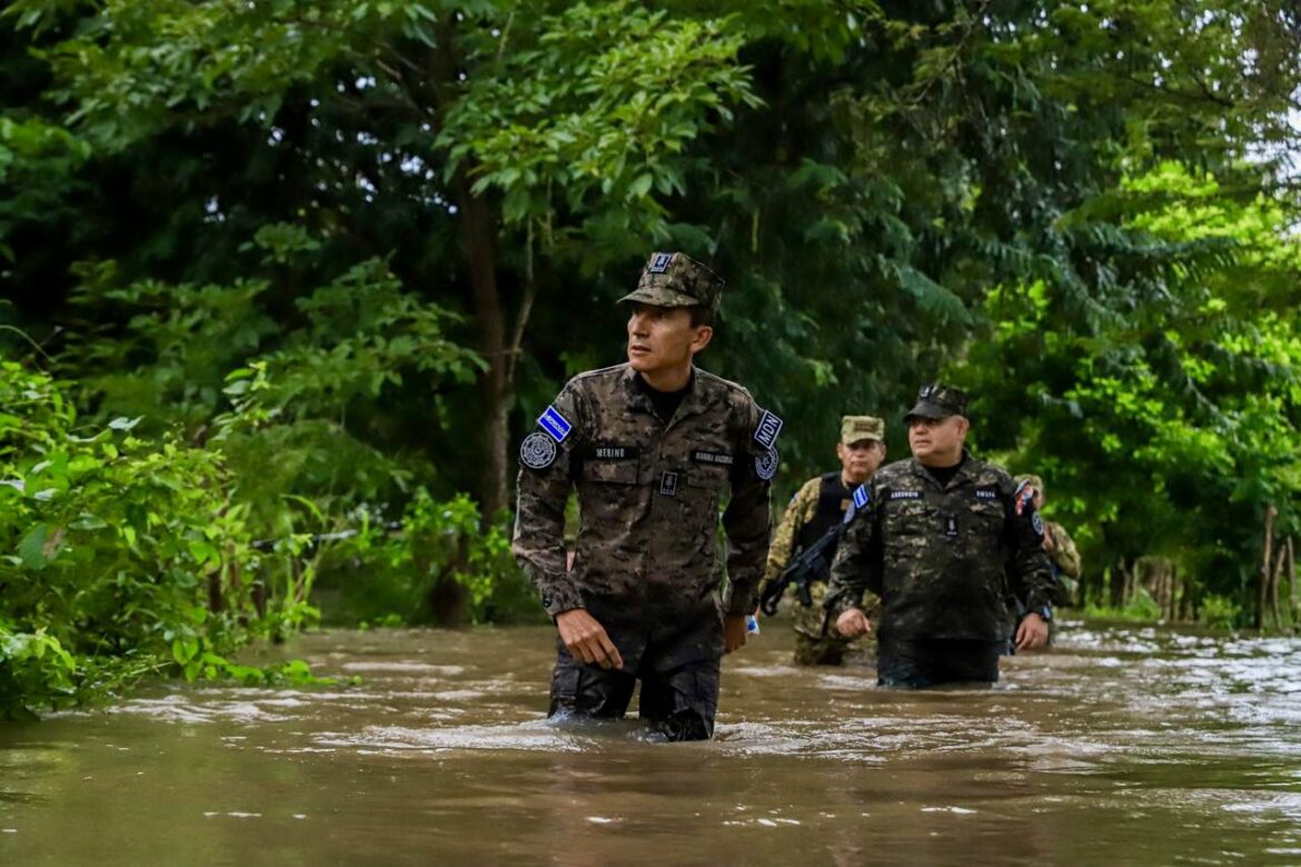 Ministro Monroy verifica los daños causados por las lluvias en el cantón Los Marranitos, en Zacatecoluca