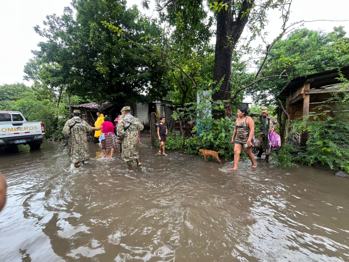 Inician evacuaciones de las familias que residen en Los Marranitos, Zacatecoluca