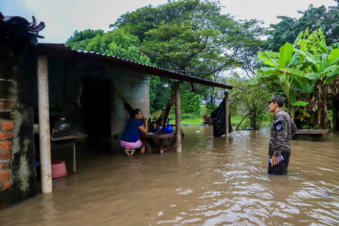Cientos de salvadoreños evacuados ante las emergencias causadas por las lluvias