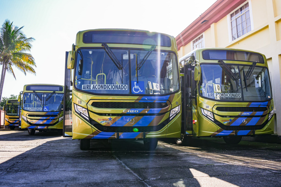 Nueva flota de unidades del transporte colectivo de la ruta 55 que circulan en Santa Ana Centro